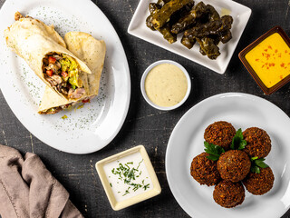 Comida árabe, enrollados de hojas de parra, falafel, shawarma, bodegón cenital