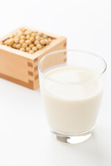 白背景に豆乳と大豆