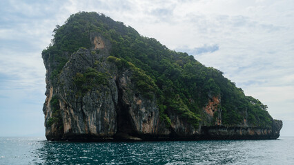 Obraz premium Thailand Phuket Krabi Bangkok Romantic Adventure Tour Panoramic Trees, Ocean And Mountains View During Sunset