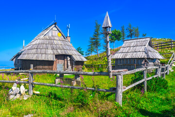 Traditional wooden houses nestled in the logarska dolina valley, slovenia © unai