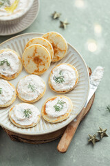 blinis faits maison à la crème de fromage et aneth