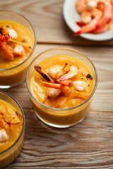 verrine soupe potage velouté crémeux potiron curry et crevettes grillées