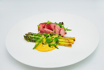 Salat vom gegrillten, gr&uuml;nen Spargel Roastbeef and Bozner Sauce