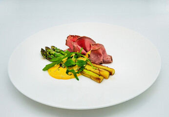 Salat vom gegrillten, gr&uuml;nen Spargel Roastbeef and Bozner Sauce