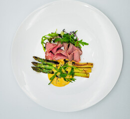 Salat vom gegrillten, gr&uuml;nen Spargel Roastbeef and Bozner Sauce