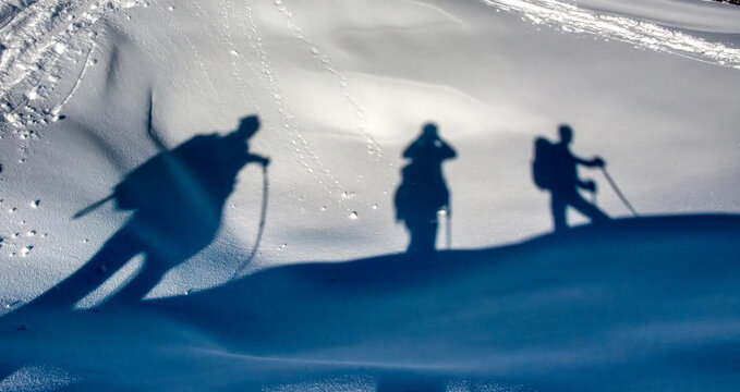 Schatten/Silhouette von Tourengehern/Skibergsteigern