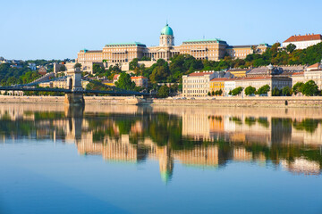 Obraz premium View of Budapest with Buda Castle and the Szechenyi Chain Bridge reflected in the Danube River