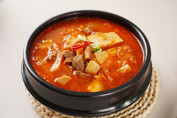 kimchi soup
돼지고기 김치찌개