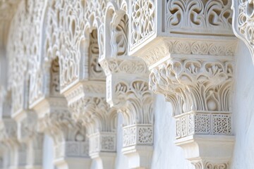 Obraz premium Intricate white stone columns with ornate carvings and arches in a historical building.