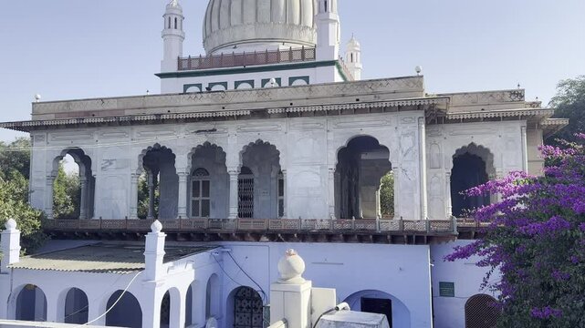 Video footage taken from the outside of the tomb of Hazrat Imam Rabbi Ahmed Faruk, an Islamic scholar and Sufi who lived in the 15th century, in the city of Serhend, India.