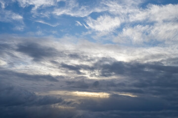 ciel d'orage et soleil levant