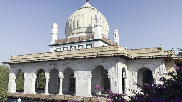 Video footage taken from the outside of the tomb of Hazrat Imam Rabbi Ahmed Faruk, an Islamic scholar and Sufi who lived in the 15th century, in the city of Serhend, India.