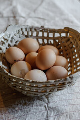 ザルに入れた生卵、赤玉子、赤卵