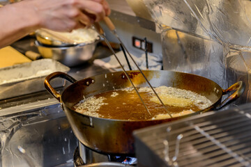 天ぷらを揚げる