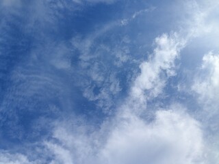 Obraz premium Clear Blue Sky with Wispy Clouds