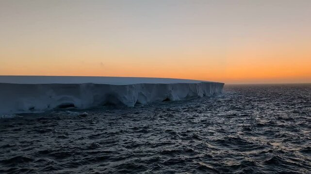Der gr&ouml;&szlig;te Eisberg der Welt A23a an einem Tag im Dezember 2023 kurz nach Mitternacht im S&uuml;datlantik zwischen Antarktischer Halbinsel und S&uuml;dgeorgien