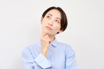 考える女性　白背景