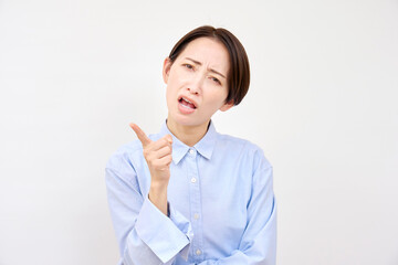 怒る女性クレーマー　白背景