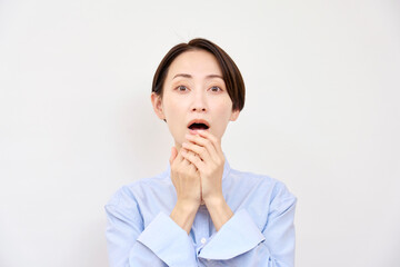 驚く女性　白背景　カメラ目線