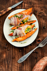 Meat roll with apples and sweet potatoes.