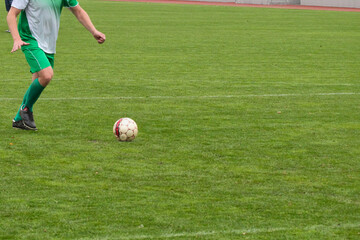 Obraz premium An attacking soccer player speeds up to take a penalty shot, an eleven-meter kick in soccer.