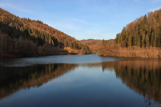 Stille Gebirgslandschaft im Th&uuml;ringer Wald; Talsperre Sch&ouml;nbrunn (Vorsperre Schleusengrund)