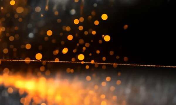 Effet bokeh lumineux dor&eacute; et orange avec flares, reflets sur fond noir, ambiance abstraite et &eacute;l&eacute;gante id&eacute;ale pour arri&egrave;re-plans et designs festifs no&euml;l, nouvel an, anniversaire