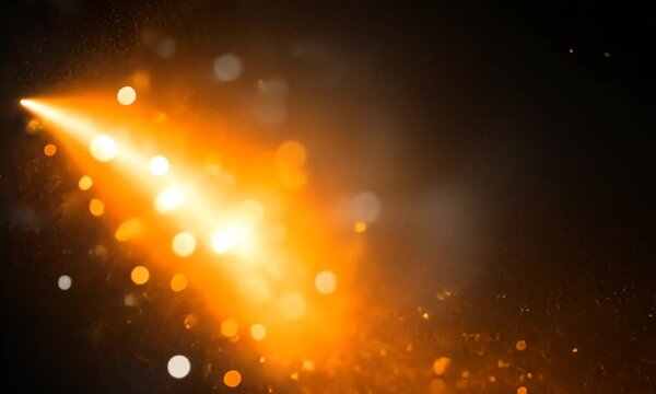 Effet lumineux orange avec faisceau brillant et bokeh sur fond sombre, ambiance abstraite et &eacute;clatante pour designs modernes et festifs anniversaire, no&euml;l, nouvel an
