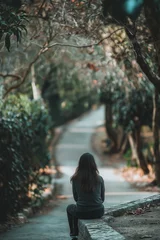 Tissu par mètre  A woman with long hair sitting alone in a peaceful park, embraced by nature, inviting reflection.  © StockUp