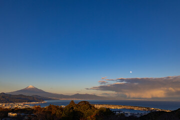 日本平夢テラスから富士山と街と夕焼け空