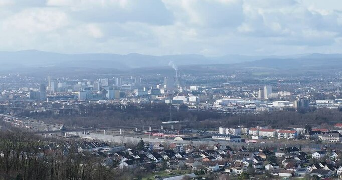 Dreil&auml;ndereck. Stadt Basel, Weil am Rhein, den Rangierbahnhof Haltingen, Stra&szlig;e B352 &uuml;ber den Palmrainbr&uuml;cke nach Frankreich. Im Hintergrund, der Jura und der els&auml;ssische Sundgau
