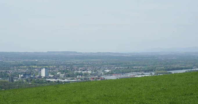 Blick  vom Westhang des T&uuml;llinger Berges.  Dreil&auml;ndereck. Rheinhafen in Weil am Rhein und Palmrainbr&uuml;cke. Im Hintergrund der els&auml;ssische Sundgau und der Flughafen Mulhouse