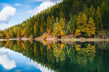 Lac de l'Orceyrette à l'automne, Briançon, Hautes Alpes, France