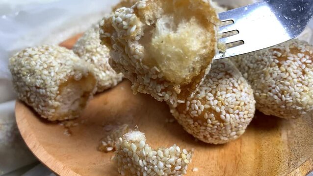 Manco Wijen or sesame cake is a traditional Indonesian food, feels crunchy but also sweet. very tasty and addictive. Sesame cake is eaten with a fork.