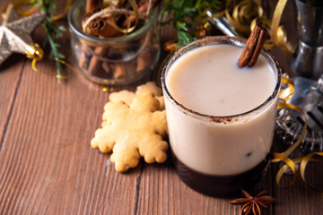 Gingerbread white russian Christmas cocktail with sweet gingerbread syrup, coffee liqueur, spices and sweet cream, in whiskey glass