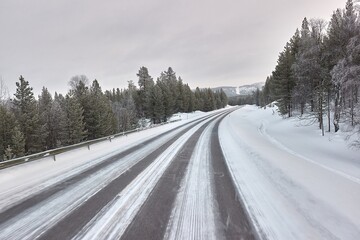 Obraz premium Snowy road winter driving