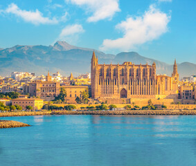 View the iconic gothic cathedral (la seu) and old town of  Palma de Mallorca with mountains of the interior in from the sea with the mountains of the interior in the background, Balearic Islands, Spai © Luis