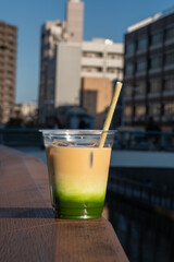 Matcha Espresso Latte, grüner Tee, Kaffeespezialität, Take away Becher