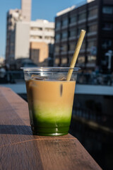 Matcha Espresso Latte, grüner Tee, Kaffeespezialität, Take away Becher
