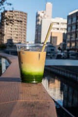 Matcha Espresso Latte, grüner Tee, Kaffeespezialität, Take away Becher