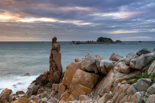 Felsen an der K&uuml;ste von Plage de Pors Scaff in der Bretagne bei Sonnenuntergang