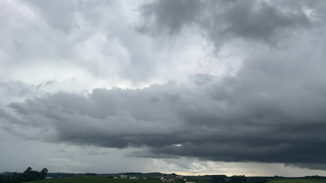 c&eacute;u nublado para chuva 