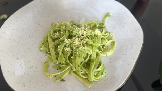macarr&atilde;o a molho pesto com nozes 
