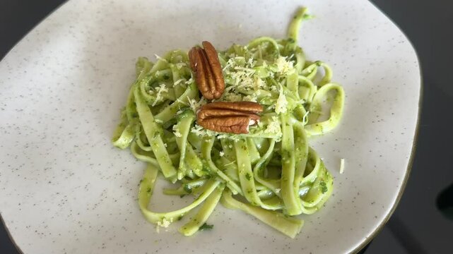 macarr&atilde;o a molho pesto com nozes 