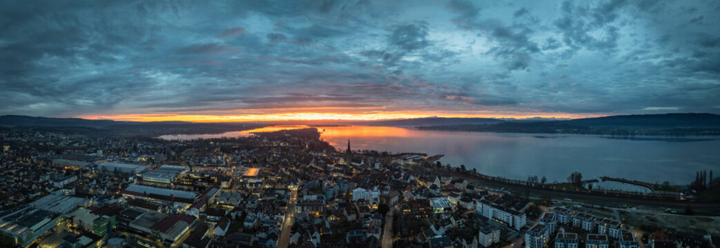 Luftbild von einem stimmungsvollen Sonnenaufgang &uuml;ber der Stadt Radolfzell am Bodensee mit dem neugotischen M&uuml;nster in der historischen Altstadt