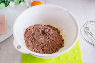 ココアクッキーの粉とキッチン雑貨