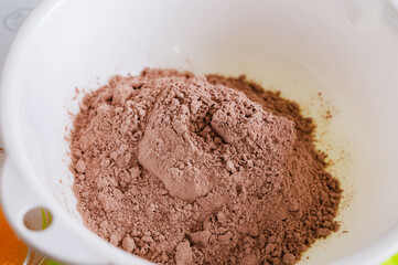 ボウルに入れたココアクッキーの粉