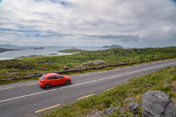 Auto f&auml;hrt auf Stra&szlig;e in Irland / Wild Atlantic Way 
