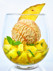 Eiskugel mit Ananas und Kompott, salted caramel Eiskugel, Eiscreme, Ananaswürfel, Obst, Glas,...