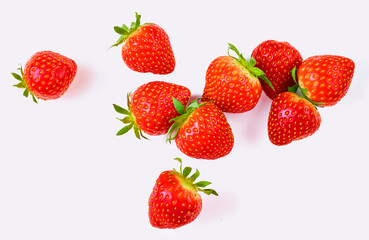 Erdbeeren, Obst, isoliert, Topshoot, Erdbeeren mit Grün, 